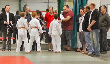 Remise des médailles par Marie Laure et Sébastien, champions de France de Judo Sport Adapté 2010 ; ph C. Casties